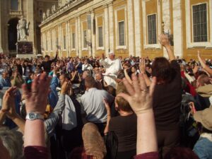 Menschen aus aller Welt vor dem Vatikan bei der Papstaudienz