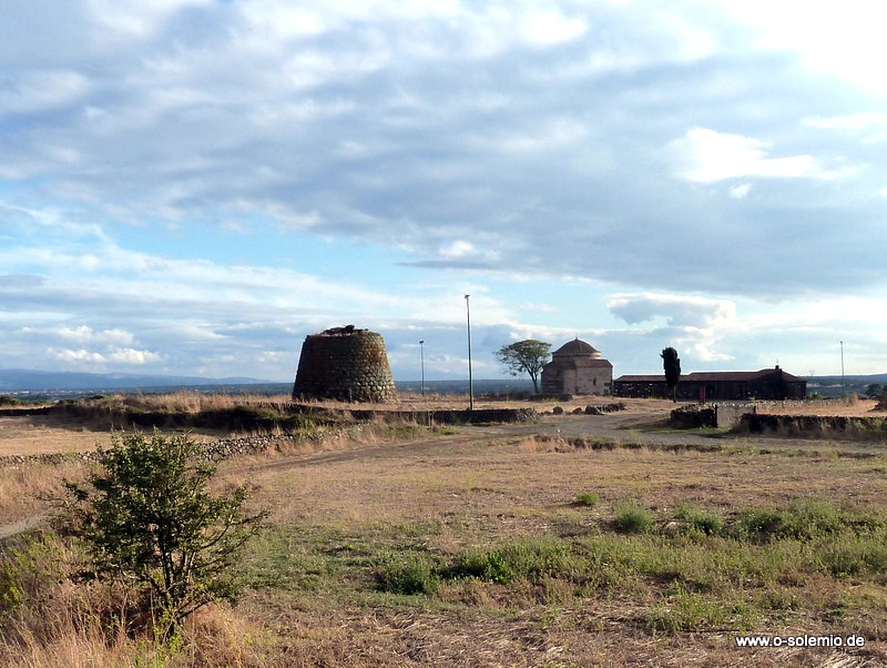 Kirche und Nuraghe Santa Sabina, Silanus