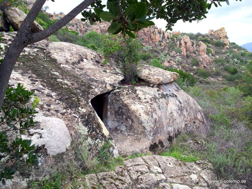 Domus de janas Fund'e monti, Lotzorai, Santa Maria Navarrese, Ogliastra