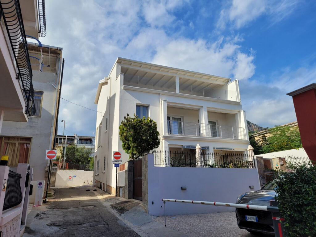 Eingang zur Wohnung Rosso durch das Tor von der Straße aus