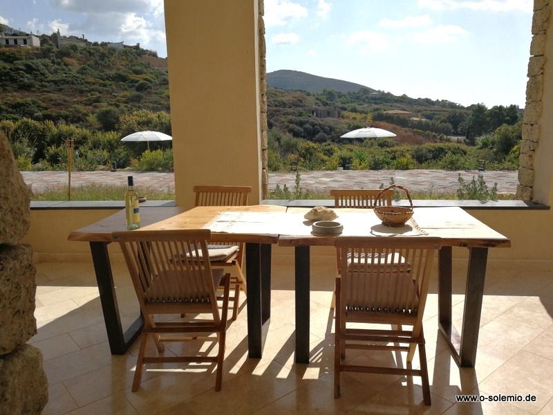 Sitzplatz mit Blick zum Pool mit Meerblick