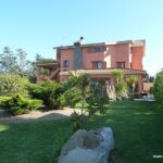 Das Ferienhaus liegt in einem gepflegten schönen Garten