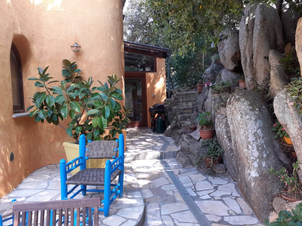 Schattenterasse hinten am Haus