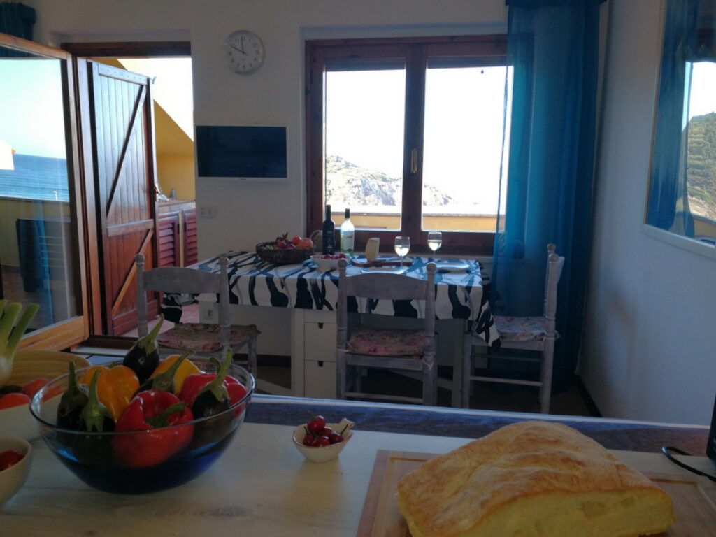 Blick von der Küche zum Balkon von Aquamare