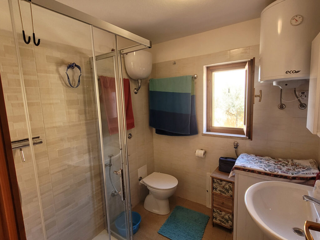 Großzügige neue Glasdusche in Aquamare