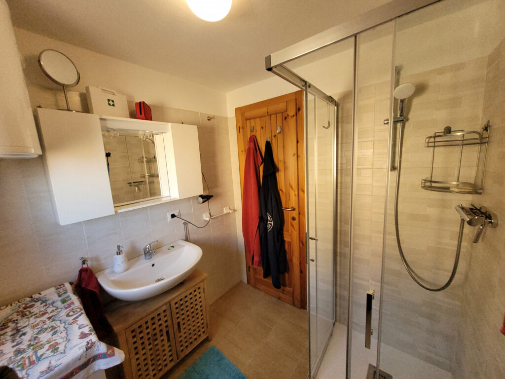 Großzügige neue Glasdusche in Aquamare