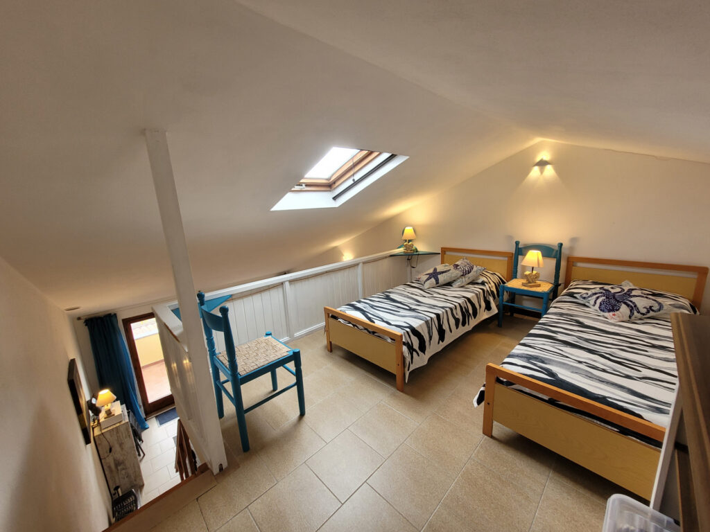 Das zweite Schlafzimmer oben auf dem Zwischendeck.