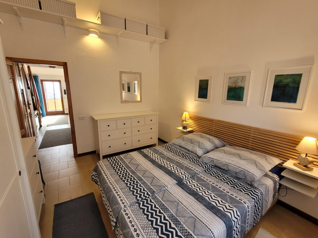 Schlafzimmer mit Doppelbett