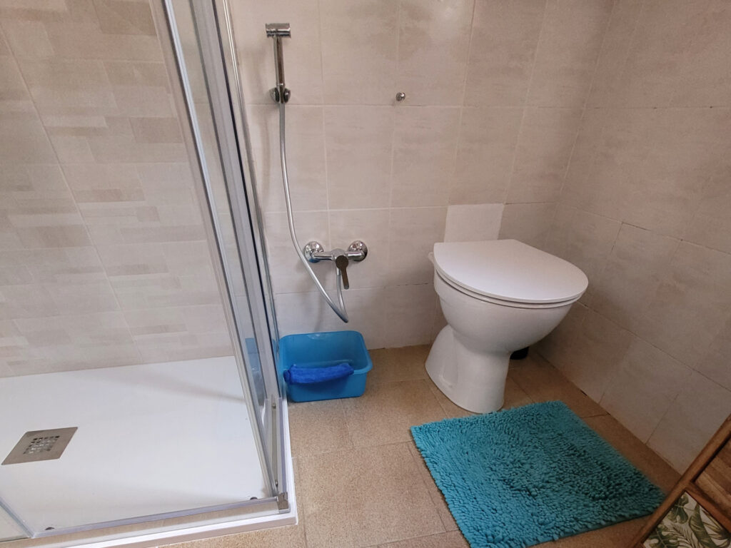 Statt Bidet nun ein Duschkopf am WC