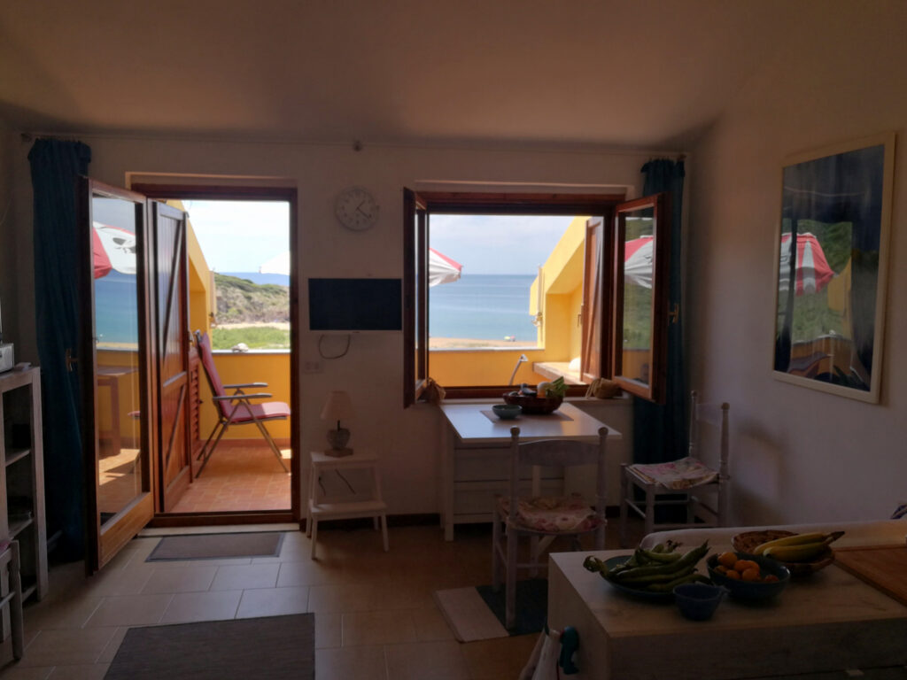 Blick aus dem Wohnraum auf dem Balkon von Aquamare
