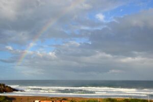 Regenbogen am Strand von Porto Alabe
