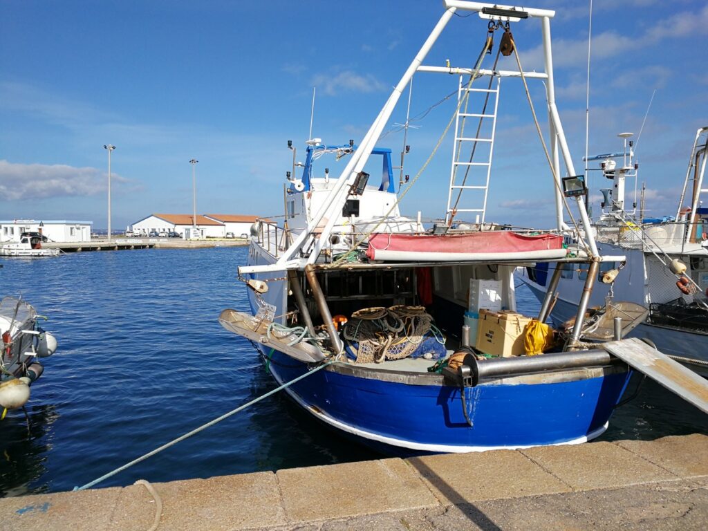 Neue Ferienhäuser: Fischerboot im Hafen von Calasetta