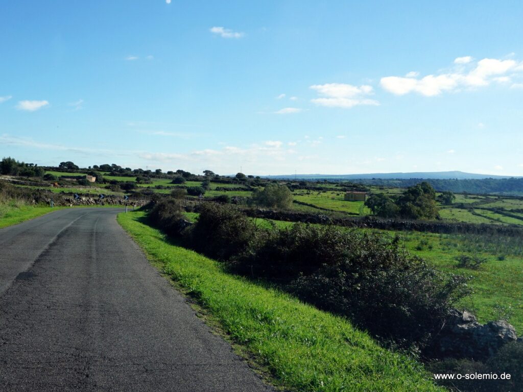 Durch grüne Landschaft zur Quelle von Flussio