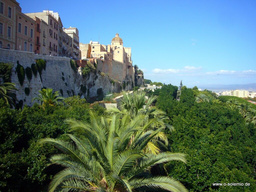 Cagliari, immer wieder wundervolle Blicke auf ehrwürdige Häuser