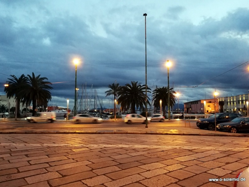 Am Hafen bei Nacht in Cagliari