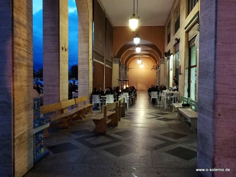 Die Arkaden bei Nacht in Cagliari