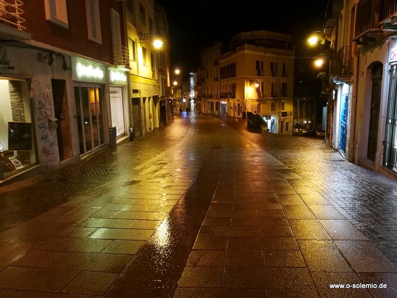 Im Regen bei Nacht in Cagliari