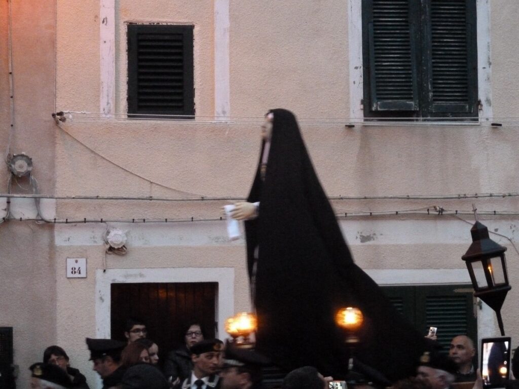 Aus der Kirche mit Maria