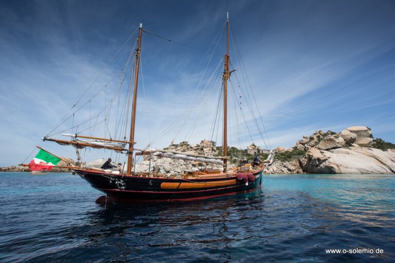 Segelschoner vor La Maddalena