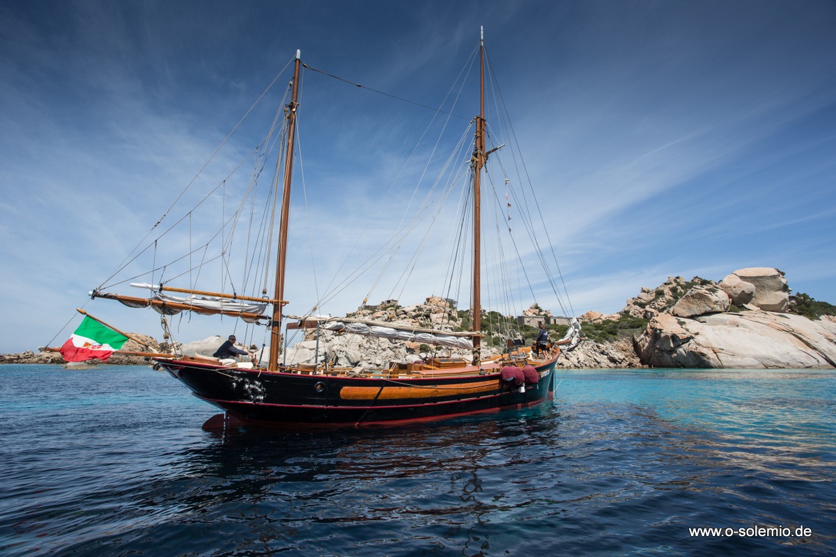 Segelschoner vor La Maddalena