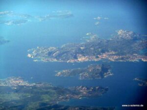 Flug über Sardinien, la Maddalena, Gallura
