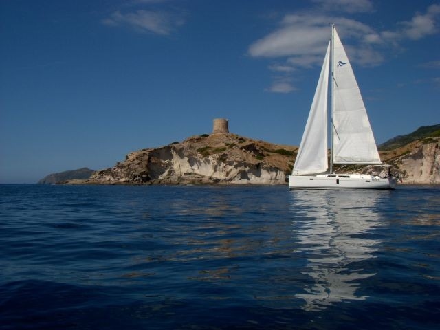 Mit dem Segelboot unterwegs vor Bosa