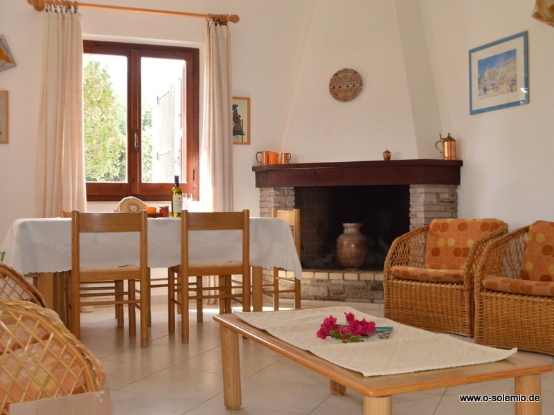 Wohn- und Esszimmer mit Kamin, Ferienhaus Borla, Costa Rei