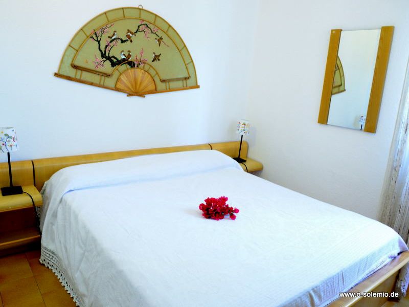 Schlafzimmer mit Doppelbett des Ferienhauses Borla in Costa Rei