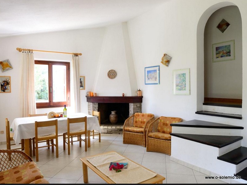 Wohn- und Esszimmer mit Kamin, Ferienhaus Borla, Costa Rei