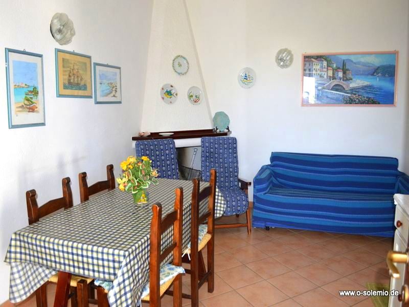 Kamin und Schlafcouch des Ferienhauses Camboni in Costa Rei