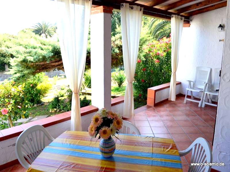 Schöne Terrasse mit Blick in den Garten, Ferienhaus Camboni, Costa Rei