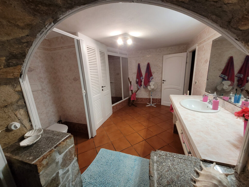 großzügige Dusche im Bad Sa Petra Ruja