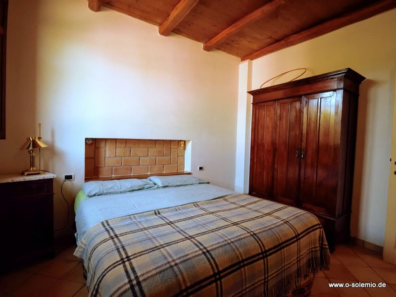 Schlafzimmer mit Doppelbett