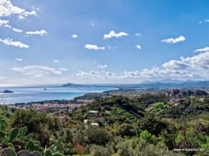 Blick auf Santa Maria Navarrese von Gavoi 