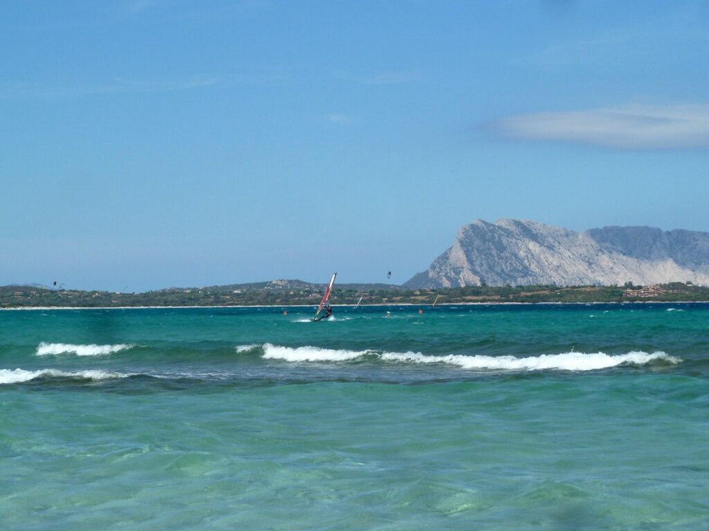 Strand "la cinta", Isola Tavolara und surfer, santeodoro