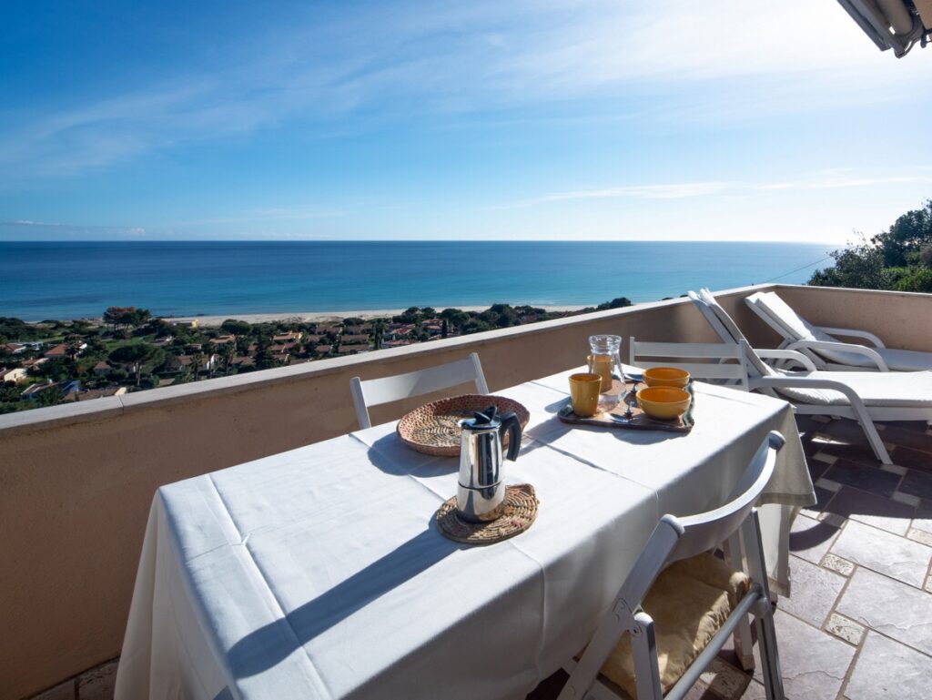 Auf der Terrasse lässt es sich perfekt mit Meerblick speisen, Ferienhaus Belvedere, Costa Rei