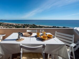 Die Terrasse mit gedecktem Tisch und einzigartigem Meerblick
