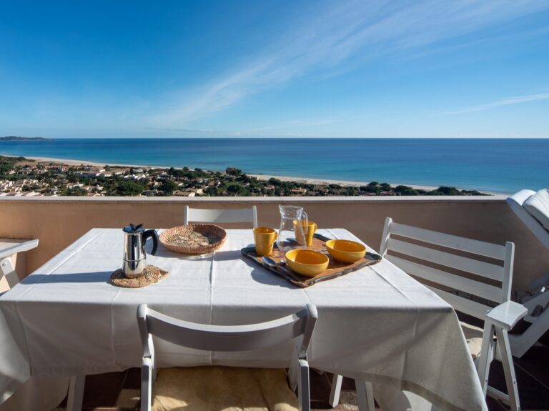 Die Terrasse mit gedecktem Tisch und einzigartigem Meerblick