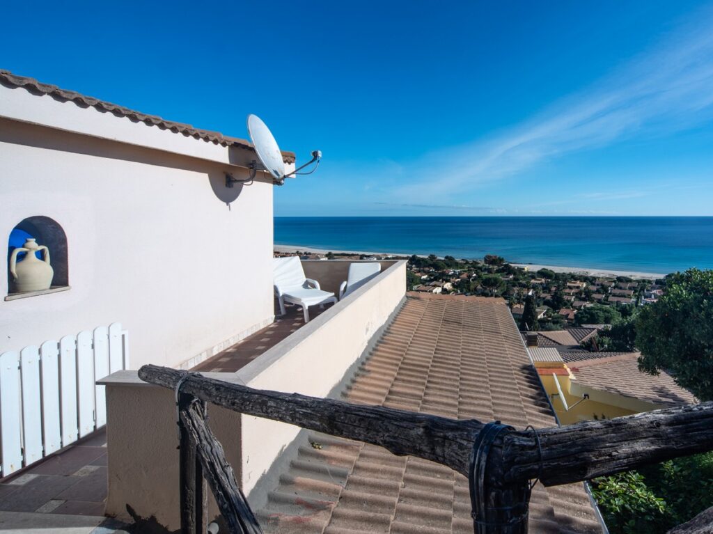 Die Hausseite mit Meerblick, Ferienhaus Belvedere, Costa Rei