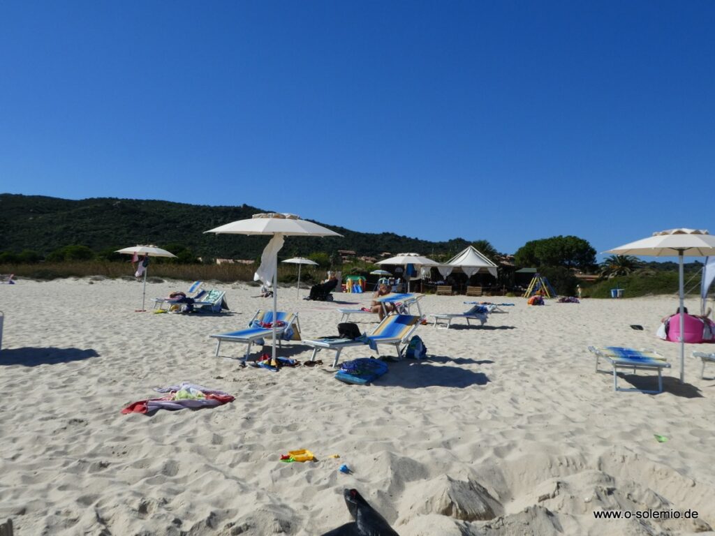 Liegstühle am kilometerlangen Strand von Costa Rei