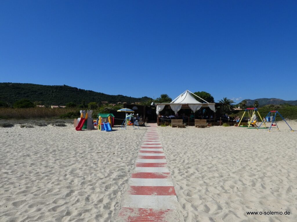 Buden und Liegen am Strand von Costa Rei