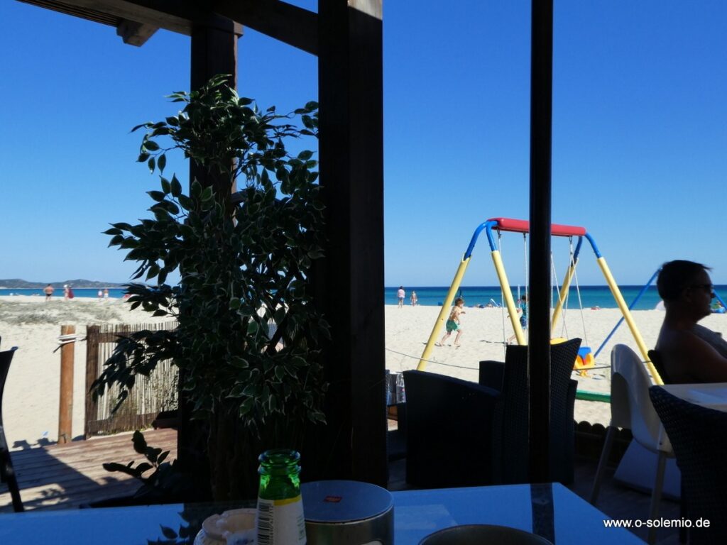 Spielplätze, Kioske am Strand von Costa Rei