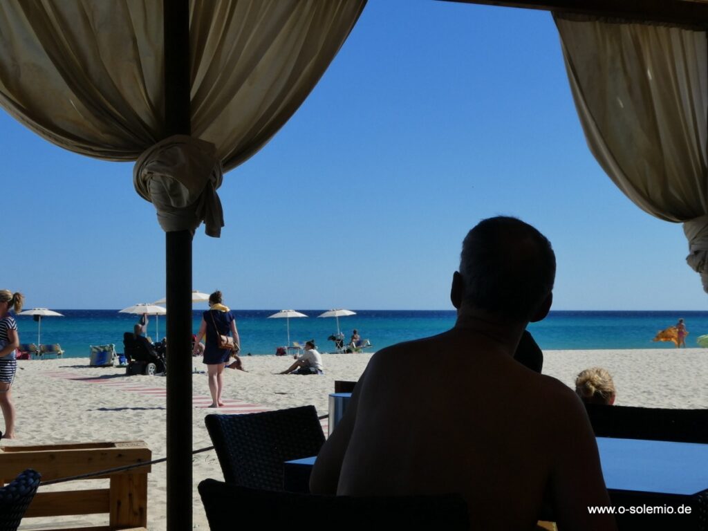 Spielplätze, Kioske am Strand von Costa Rei