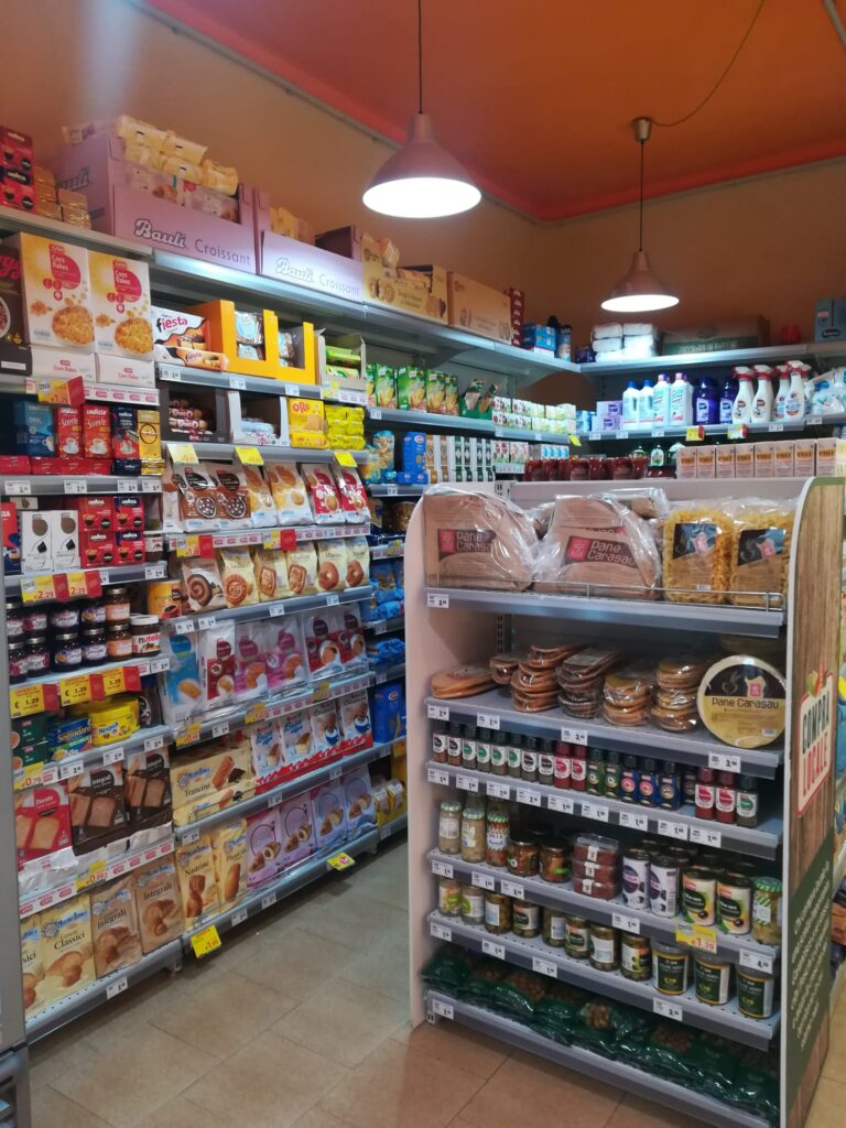 im Innenraum des marina market