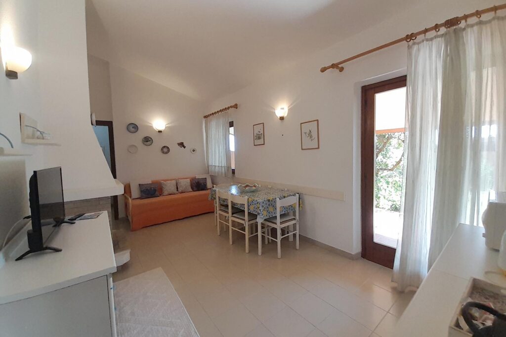 Blick-in-das-Wohn-und-Esszimmer-des-Ferienhauses-Vivi-Costa-Rei