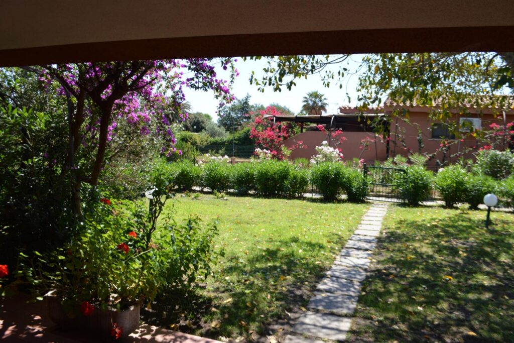 Blick-von-der-Terrasse-in-den-Garten-Ferienhaus-Vivi-Costa-Rei