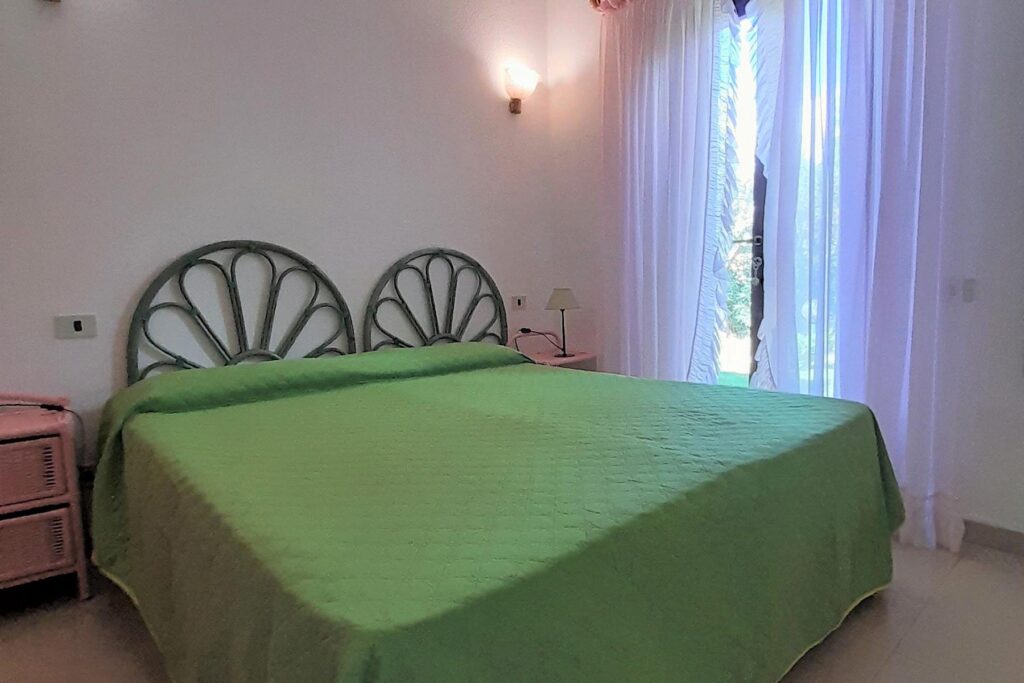 ein-Schlafzimmer-mit-Doppelbett-des-Ferienhauses-Vivi-Costa-Rei
