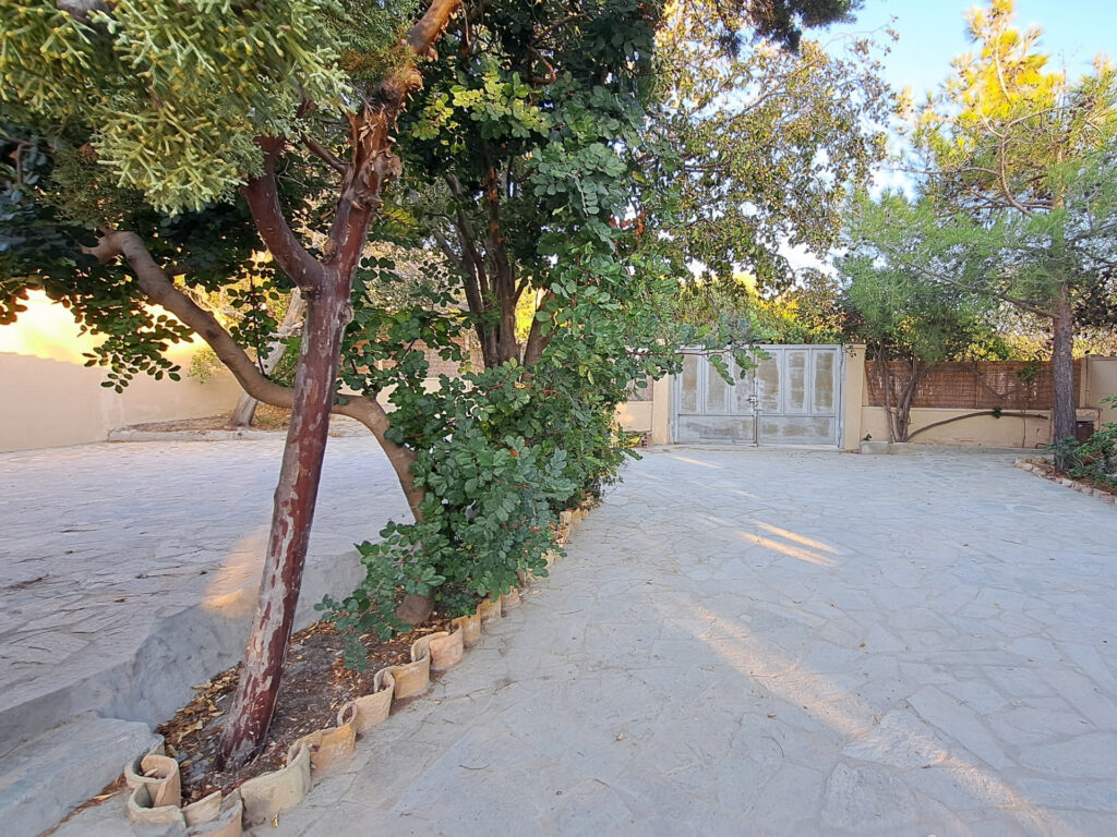 Der großzügige Hof auf der Rückseite des Ferienhauses Rosa