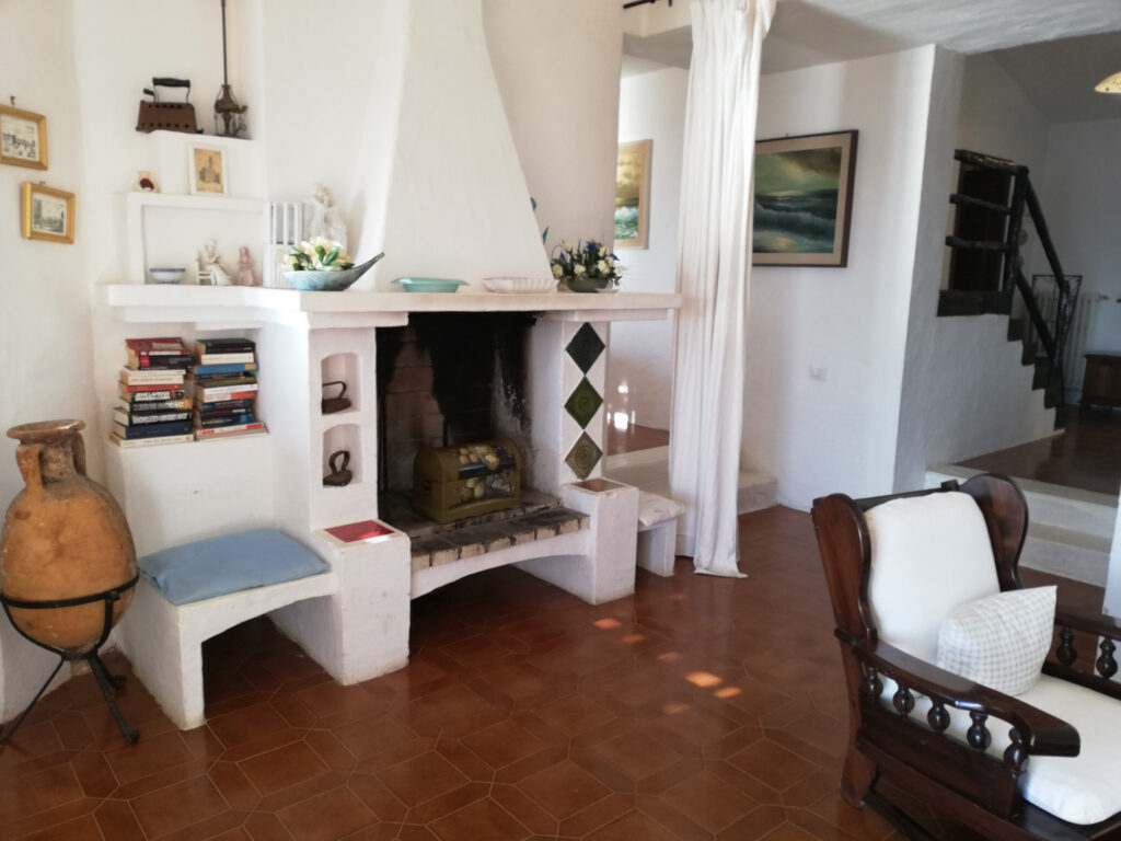 der Kamin im Wohnzimmer