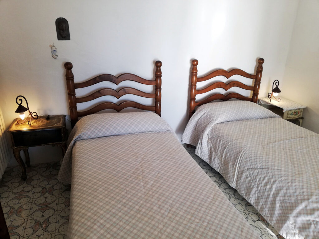 Schlafzimmer eins mit zusammenstellbaren Einzelbetten